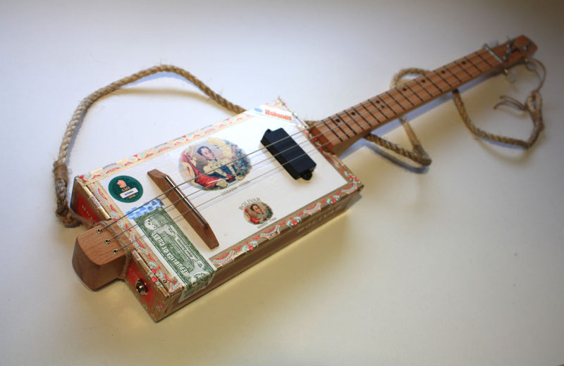 Bolivar Shortscale Fretless - 3 string cigar box guitar