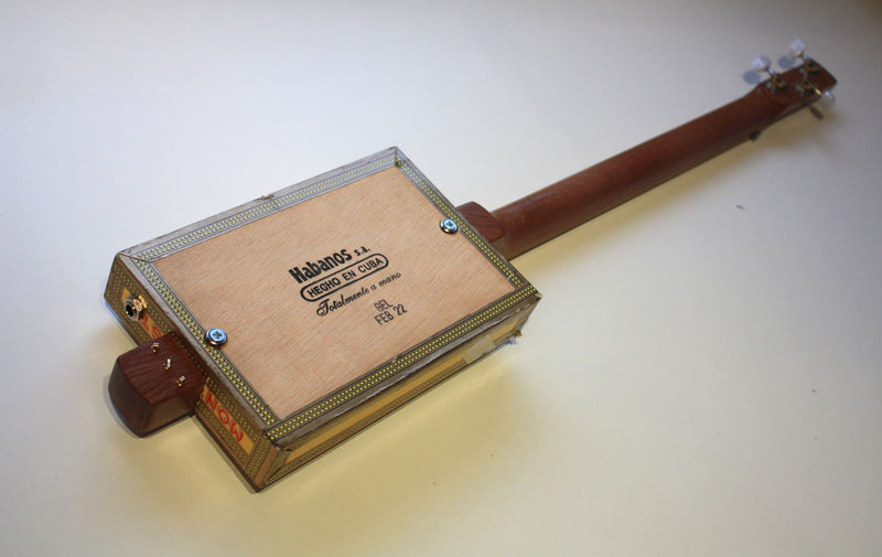 Montecristo - Fretless - 3 string cigar box guitar