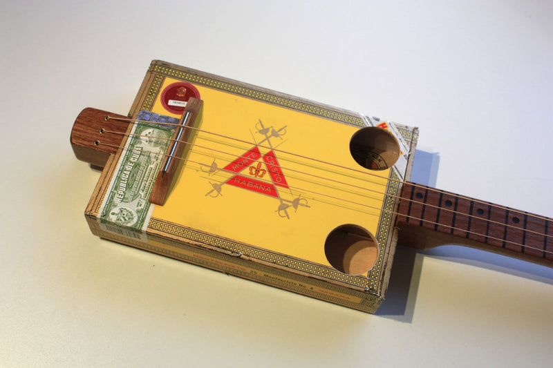 Montecristo - Fretless - 3 string cigar box guitar