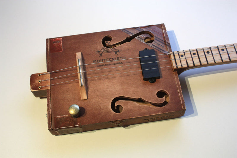 Montecristo (Russet) Shortscale Fretless - 3 string cigar box guitar