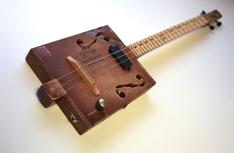 Montecristo (Russet) Shortscale Fretless - 3 string cigar box guitar