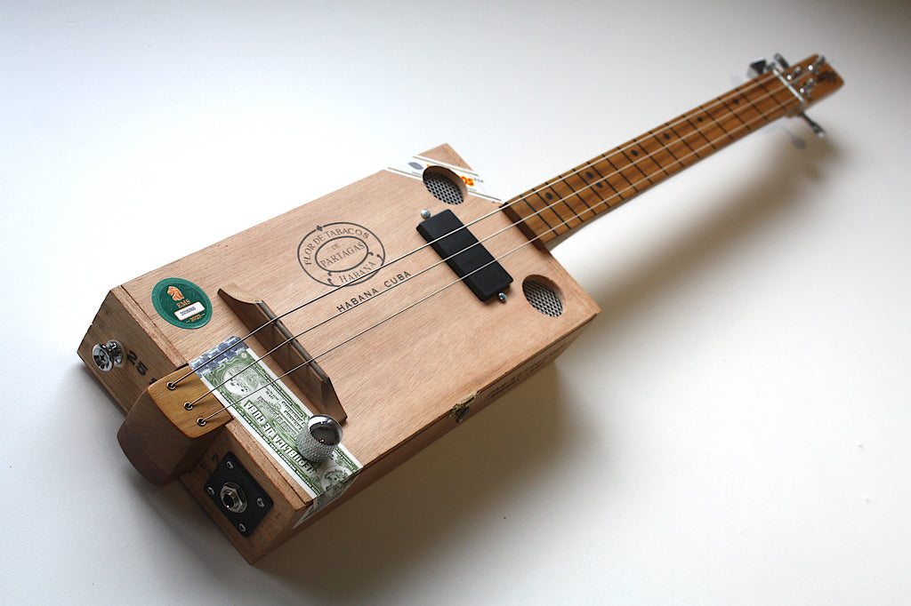 Partagas Shortscale Fretless - 3 string cigar box guitar