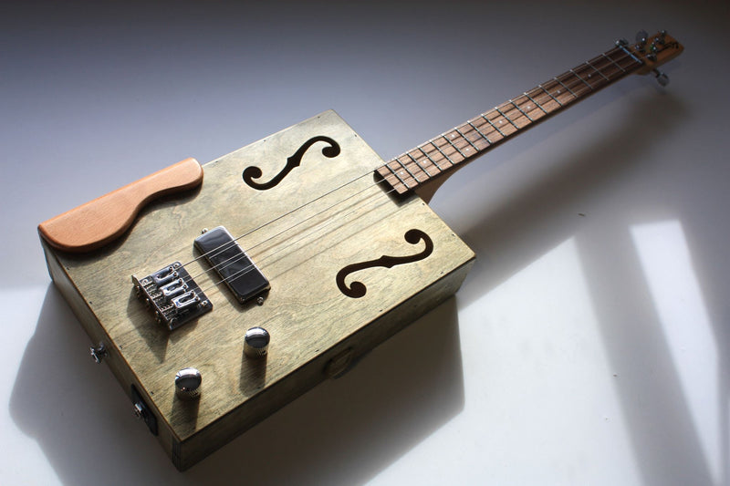 Traveller - Humbucker - 3 string cigar box guitar