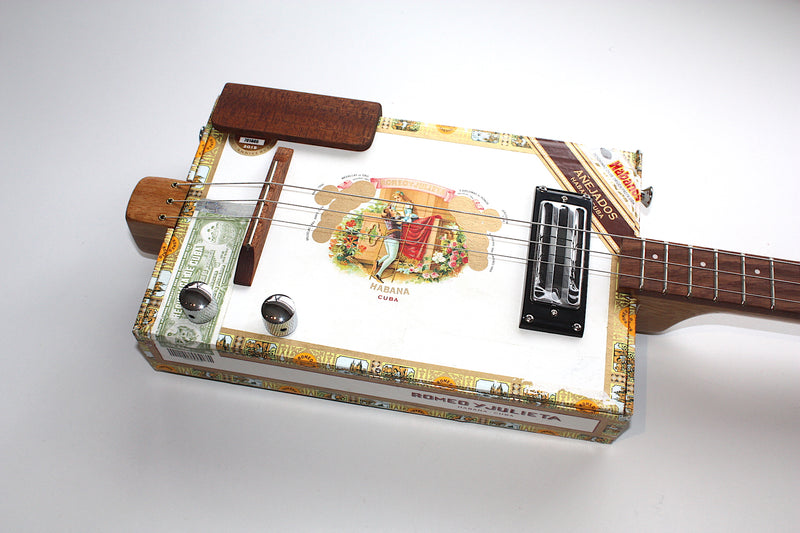 Romeo & Julieta humbucker - 3 String Cigar Box Guitar