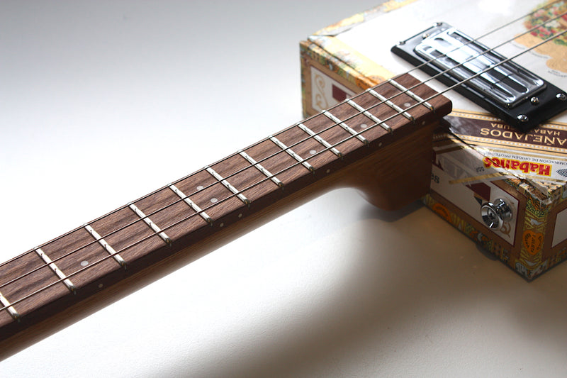 Romeo & Julieta humbucker - 3 String Cigar Box Guitar