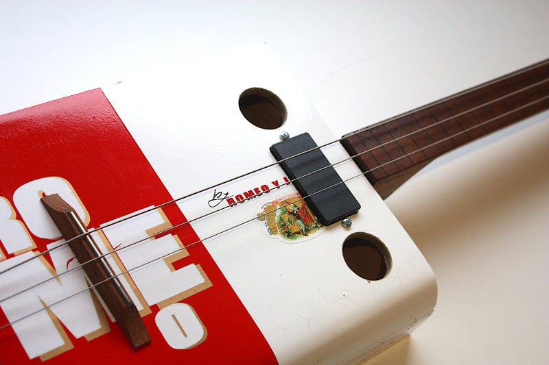 Romeo & Julieta Fretless - 3 string cigar box guitar