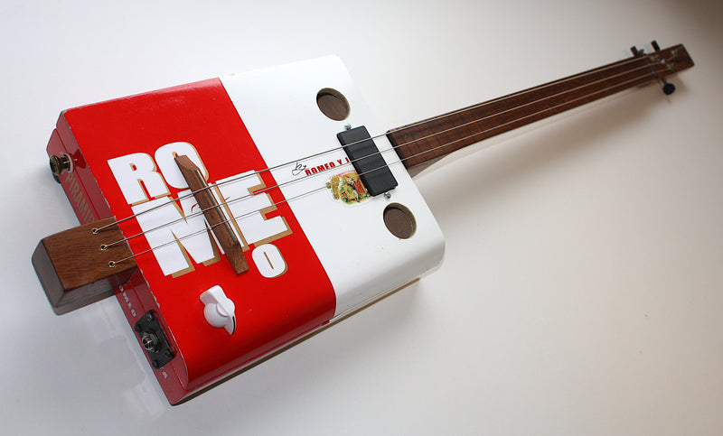 Romeo & Julieta Fretless - 3 string cigar box guitar